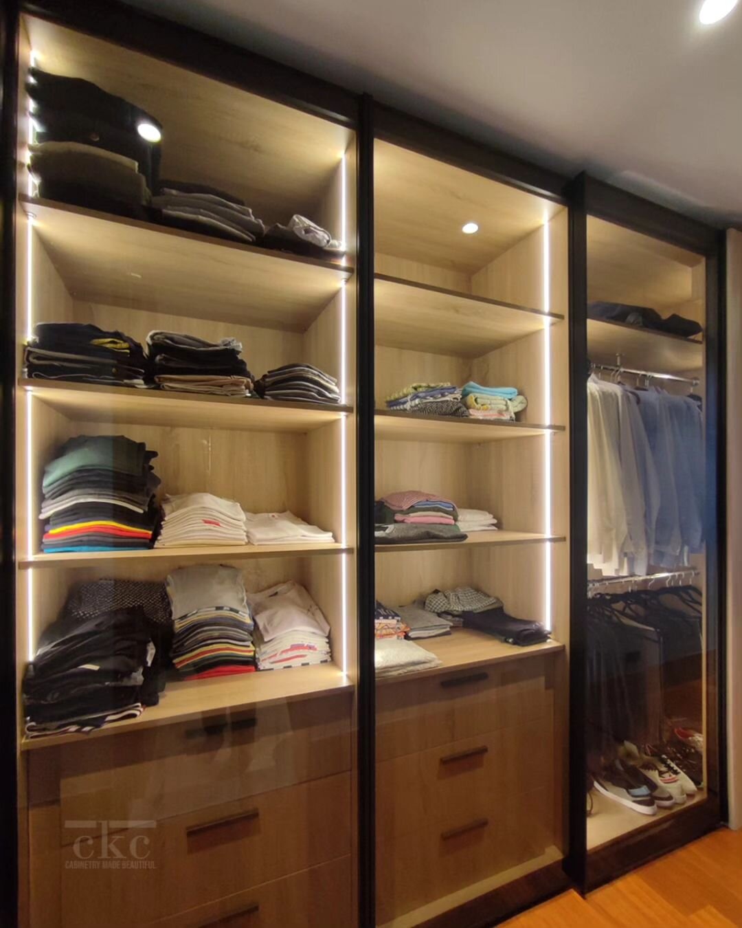 Revamp your living space with this sleek and stylish clear glass sliding wardrobe. 🚪 The modern display cabinet design showcases your wardrobe collection with a stunning see-through effect, making it easy to find and access your favorite pieces. 👔?